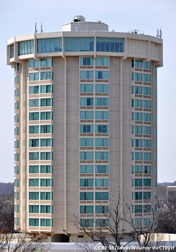 HolidayInnRaleighDowntown_Ext_(CC__BY-SA)James__Willamor220214-090247