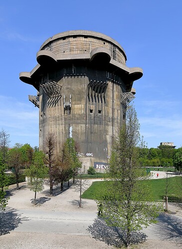 1280px-Wien_-Flakturm_Augarten(1)